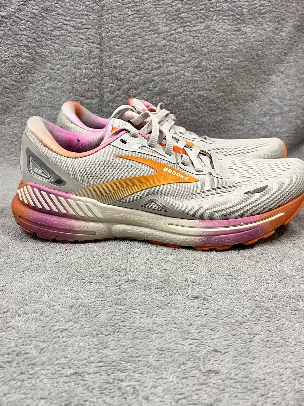 Brooks Adrenaline GTS 23 Women’s Size 8 Running Shoes White Sand/sunset/fuchsia
